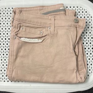 Selling woman’s Levi straight leg jeans